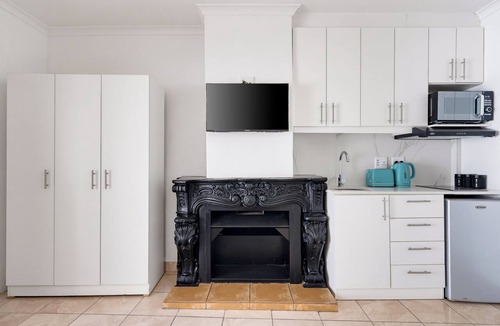 Sea Point Apartment | Lion's View Studio Retreat