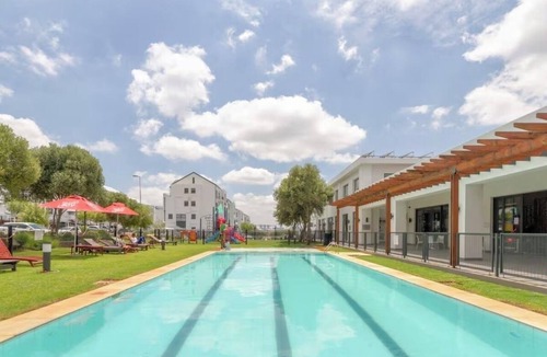 Greater Johannesburg Metropolitan Area Apartment | Lovely 2-bedroom apartment in peaceful Greenstone hill neighborhood,