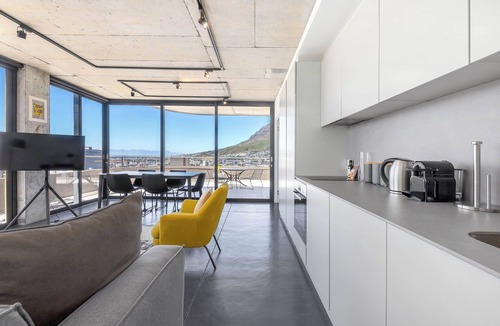 Schotsche Kloof Apartment | Lux Bo Kaap Apartment - Pool Deck -Mountain Views