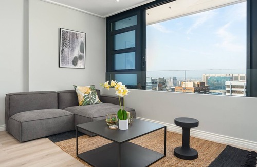 Cape Town City Centre Apartment | Luxe Studio With Mountain Views