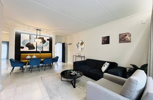 Greater Johannesburg Metropolitan Area Apartment | Luxurious 3-Bedroom Apartment in Johannesburg's Waterfall Area