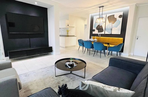 Greater Johannesburg Metropolitan Area Apartment | Luxurious 3-Bedroom Apartment in Johannesburg's Waterfall Area