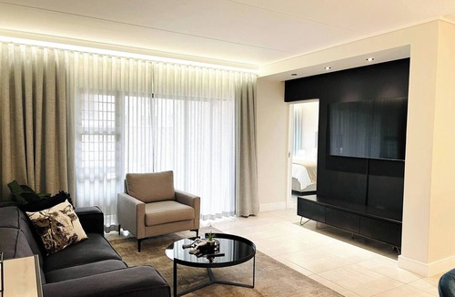 Greater Johannesburg Metropolitan Area Apartment | Luxurious 3-Bedroom Apartment in Johannesburg's Waterfall Area