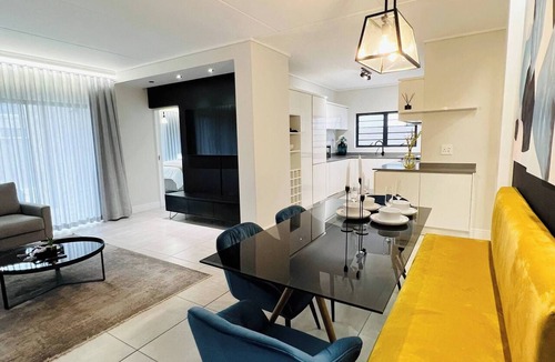 Greater Johannesburg Metropolitan Area Apartment | Luxurious 3-Bedroom Apartment in Johannesburg's Waterfall Area
