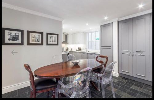 Cape Town Apartment | Luxurious Accessible Apartment with Stunning Views in Cape Town