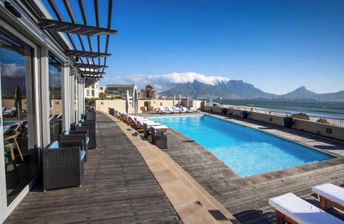 Lagoon Beach Apartment | Luxurious Accessible Apartment with Ocean Views in Kaapstad