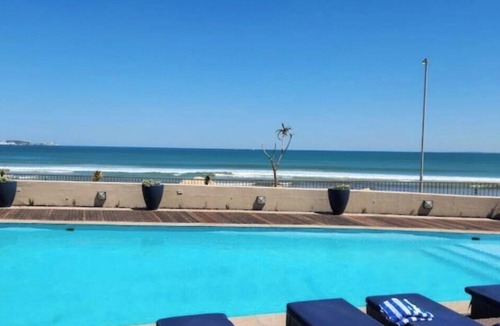 Lagoon Beach Apartment | Luxurious Accessible Apartment with Ocean Views in Kaapstad