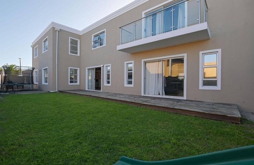 Bloubergstrand House | Luxury Family Retreat with Braai & Garden