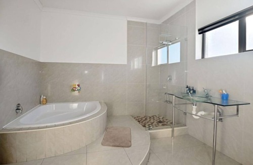 Bloubergstrand House | Luxury Family Retreat with Braai & Garden