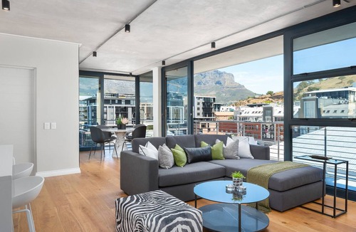 Cape Town City Centre Apartment | Luxury in De Waterkant: Panoramic Mountain Views