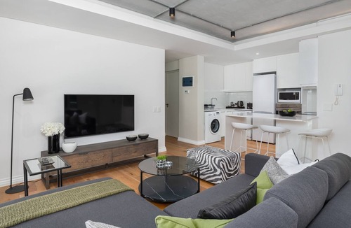 Cape Town City Centre Apartment | Luxury in De Waterkant: Panoramic Mountain Views