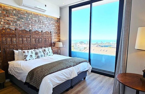 Green Point Apartment | Luxury modern 3 bed Penthouse apartment in Green Point near V&A Waterfront, CBD