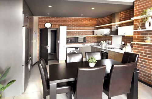 Greater Johannesburg Metropolitan Area Apartment | Luxury, safety and Convenience in the heart of Rosebank, Johannesburg!.