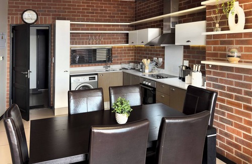Greater Johannesburg Metropolitan Area Apartment | Luxury, safety and Convenience in the heart of Rosebank, Johannesburg!.