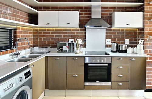 Greater Johannesburg Metropolitan Area Apartment | Luxury, safety and Convenience in the heart of Rosebank, Johannesburg!.