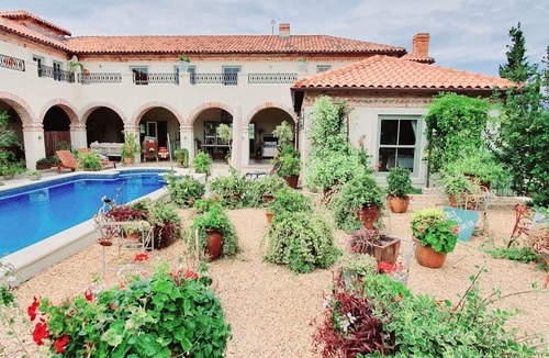 Paarl Villa | Luxury Tuscan Estate near Babylonstoren: Private Pool & Full Solar Power Backup