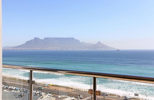Bloubergstrand Apartment | Luxury Unit with iconic breathtaking views of Table Mountain & Robben island.