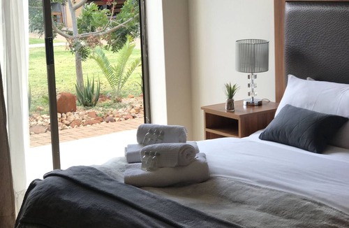 Kroondal House | Manor Hills Guest Lodge