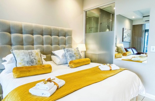 Menlyn Hotel | Menlyn Maine Residence king sized bed studio - Central Park