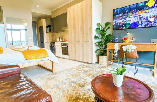 Menlyn Hotel | Menlyn Maine Residence king sized bed studio - Central Park