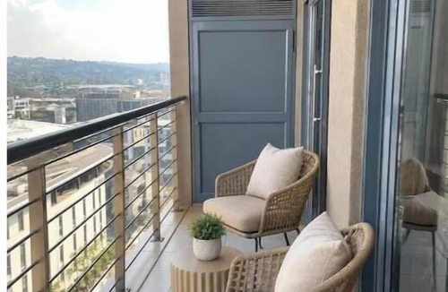 Menlyn Apartment | Modern 1-Bed Apartment in Menlyn Maine, Pretoria