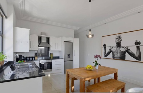 Three Anchor Bay Apartment | Modern 2-Bed Green Point Haven | Stylish & Central