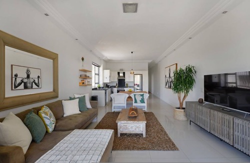 Three Anchor Bay Apartment | Modern 2-Bed Green Point Haven | Stylish & Central