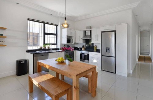 Three Anchor Bay Apartment | Modern 2-Bed Green Point Haven | Stylish & Central
