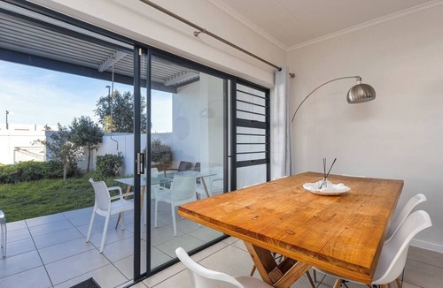 Bloubergstrand Apartment | Modern 3-bed Garden, Pool & gym by ctha