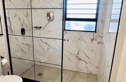 Greater Johannesburg Metropolitan Area Apartment | Modern 3BR Luxury Apartment | Close to Mall of Africa + lagoon