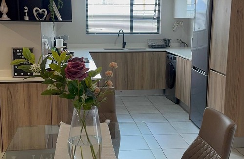 Greater Johannesburg Metropolitan Area Apartment | Modern 3BR Luxury Apartment | Close to Mall of Africa + lagoon