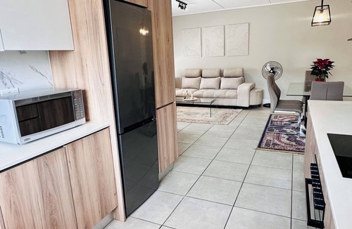 Greater Johannesburg Metropolitan Area Apartment | Modern 3BR Luxury Apartment | Close to Mall of Africa + lagoon