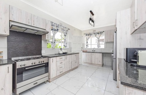 Gallo Manor House | Modern 4BR Sandton Home Pool, Office, Backup Power & Fast WiFi
