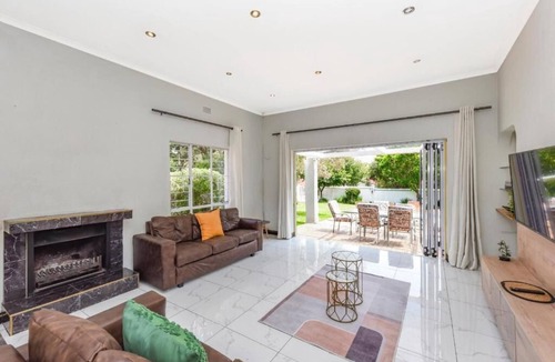Gallo Manor House | Modern 4BR Sandton Home Pool, Office, Backup Power & Fast WiFi