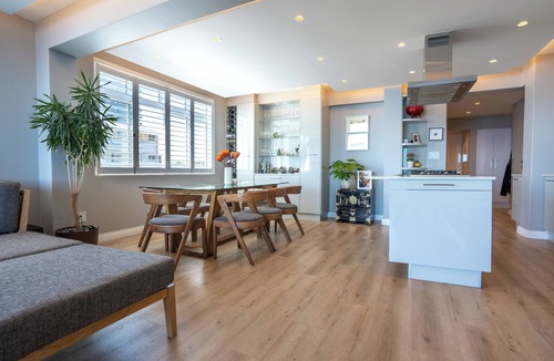 Three Anchor Bay Apartment | Modern Beachfront 3-bedroom apartment, mini gym, gas bbq, indoor fireplace.