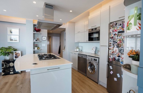 Three Anchor Bay Apartment | Modern Beachfront 3-bedroom apartment, mini gym, gas bbq, indoor fireplace.