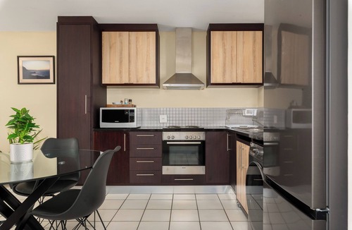 Century City Apartment | Modern Century City Apartment - Mountain Views