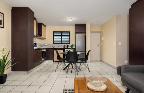 Century City Apartment | Modern Century City Apartment - Mountain Views