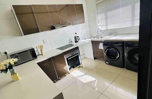 Greater Johannesburg Metropolitan Area Apartment | Modern Fourways -Spacious 3Bedroom Retreat& 2 bath
