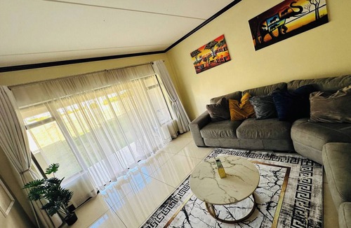 Greater Johannesburg Metropolitan Area Apartment | Modern Fourways -Spacious 3Bedroom Retreat& 2 bath