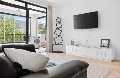Century City Apartment | Modern Luxury 2BR Island Club Century City