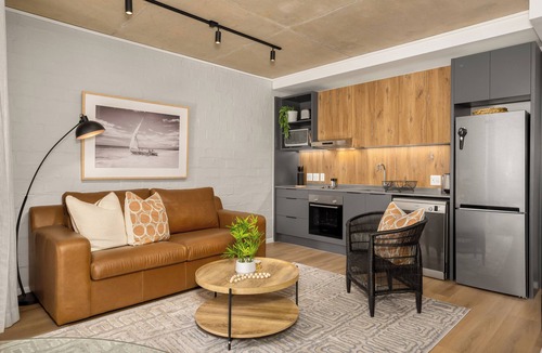 Observatory Apartment | Modern Riverlands Apartment | Gym, Pool and Braai