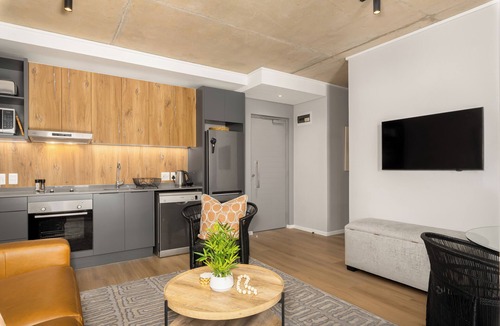 Observatory Apartment | Modern Riverlands Apartment | Gym, Pool and Braai
