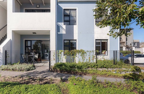 Burgundy Estate Apartment | Neo-African apartment at the entrance of Durbanville wine route