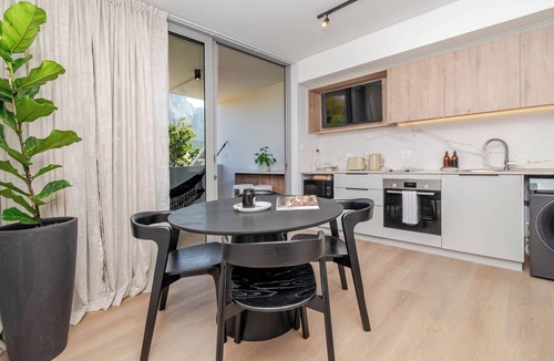 Claremont Apartment | New Studio with Mountain Views next to Cavendish