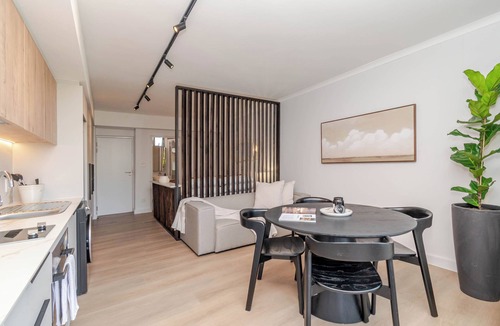 Claremont Apartment | New Studio with Mountain Views next to Cavendish