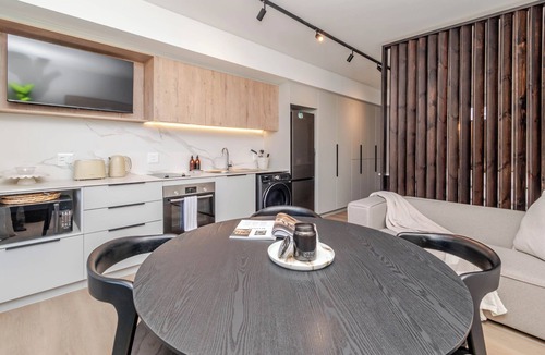 Claremont Apartment | New Studio with Mountain Views next to Cavendish