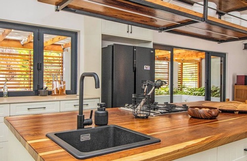 Stanford Apartment | Otter's Oarsman | Stanford | Luxury | Pool