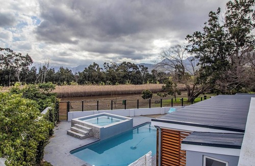Stanford Apartment | Otter's Oarsman | Stanford | Luxury | Pool