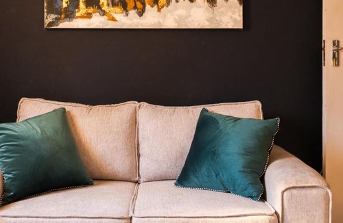 Paarl Apartment | Overnight at Mojo's